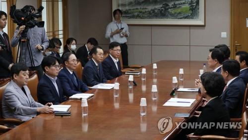 Members of the ruling People Power Party hold a meeting with officials of the National Election Commission in Gwacheon, south of Seoul, on June 7, 2023. (Yonhap)
