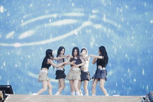 South Korean girl group NewJeans performs during the Lollapalooza Chicago at the Grand Park in Chicago, Illinois, in August 2023 in this photo provided by its agency, ADOR. (PHOTO NOT FOR SALE) (Yonhap)
