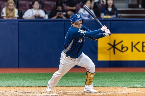 Kwon Hui-dong of the NC Dinos hits a two-run single against the Kiwoom Heroes during a Korea Baseball Organization regular-season game at Gocheok Sky Dome in Seoul on May 21, 2024, in this photo provided by the Dinos. (PHOTO NOT FOR SALE) (Yonhap)