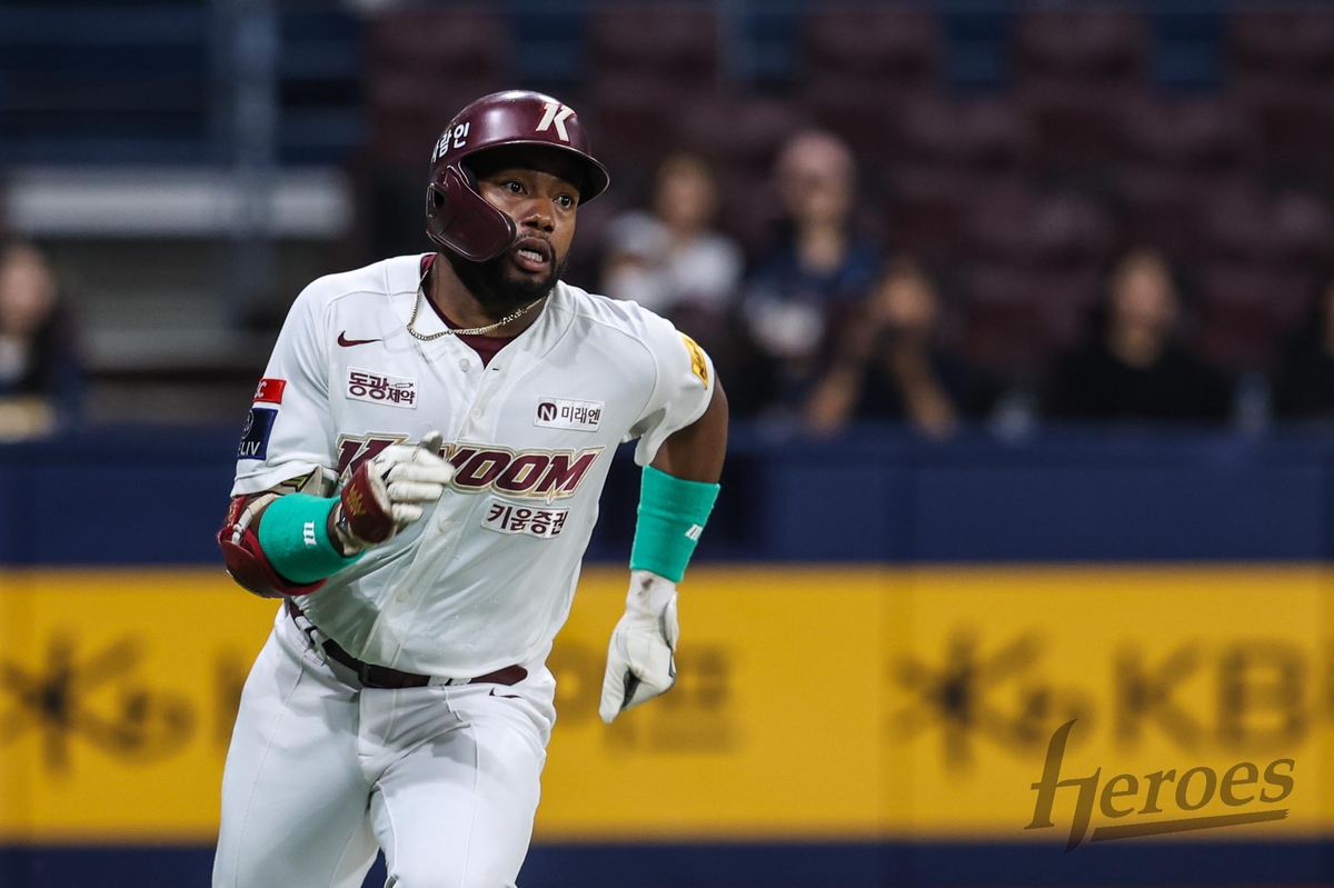 Ronnie Dawson of the Kiwoom Heroes heads to first base after hitting a double against the NC Dinos during a Korea Baseball Organization regular-season game at Gocheok Sky Dome in Seoul on May 21, 2024, in this photo provided by the Heroes. (PHOTO NOT FOR SALE) (Yonhap)