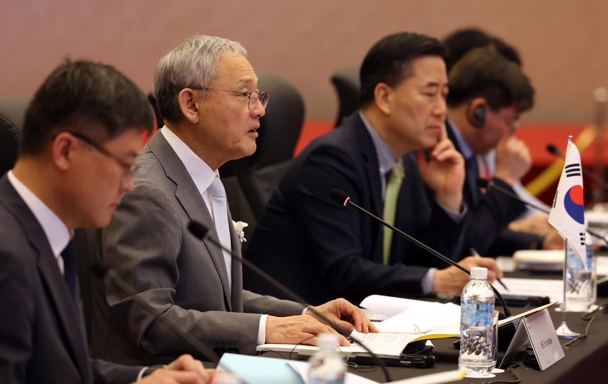 Yu In-chon (2nd from L), South Korea's minister of culture, sports and tourism, speaks during a meeting of tourism ministers of South Korea, China and Japan at a hotel in Kobe, Japan, on Sept. 11, 2024, in this photo provided by the South Korean ministry. (PHOTO NOT FOR SALE) (Yonhap)