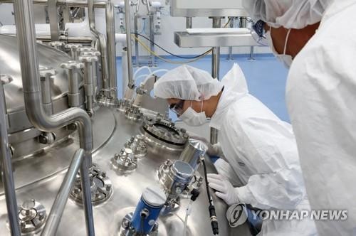 Samsung Electronics Co. Chairman Lee Jae-yong takes a tour at a pharmaceutical production facility at its bio affiliate, Samsung Biologic Co., in this undated file photo provided by Samsung. (PHOTO NOT FOR SALE) (Yonhap)