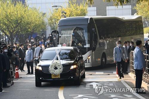 Le corbillard transportant le cercueil du défunt président du groupe Samsung, Lee Kun-hee, quitte le Samsung Medical Center à Séoul, le mercredi 28 octobre 2020, après une cérémonie d'adieu. Lee est décédé le 25 octobre à l'âge de 78 ans. (Pool photo)