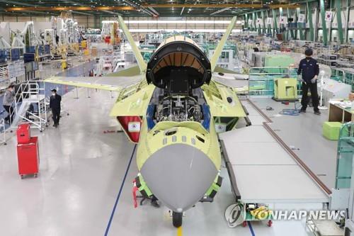 Le premier prototype du chasseur coréen KF-X sera dévoilé en avril. Cette photo montre le KF-X dans un hangar de Korea Aerospace Industries Ltd. (KAI) à la ville de Sacheon, dans la province du Gyeongsang du Sud, le mercredi 24 février 2021. (Photo fournie par le Kookbang Ilbo. Revente et archivage interdits)