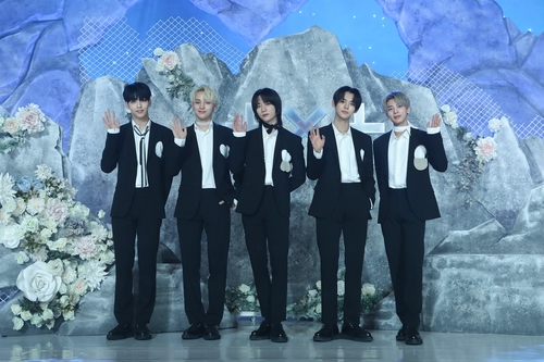 Le groupe K-pop Tomorrow X Together (TXT) pose lors d'une conférence de presse en direct, le 31 mai 2021. (Photo fournie par Big Hit Music. Revente et archivage interdits)