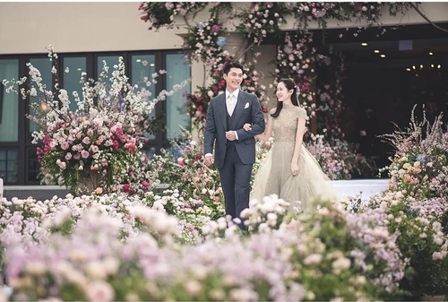 L'agence de promotion de l'acteur Hyun Bin a publié des photos du mariage des acteurs Hyun et Son Ye-jin qui s'est déroulé le jeudi 31 mars, sur son compte Instagram en remerciant les fans, le lundi 11 avril 2022. (Photo fournie par VAST Entertainment. Revente et archivage interdits)