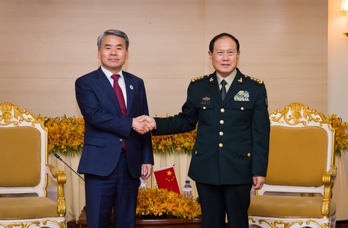 Le ministre de la Défense, Lee Jong-sup (à gauche), serre la main du ministre chinois de la Défense, Wei Fenghe, lors de leur rencontre à Siem Reap, au Cambodge, en marge de la réunion des ministres de la Défense de l'Association des nations de l'Asie du Sud-Est (Asean), le 23 novembre 2022. (Photo publiée par le bureau de Lee. Archivage et revente interdits)