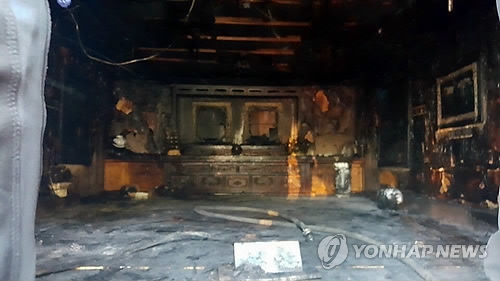 全焼した朴元大統領の生家にある追悼館＝１日、亀尾（聯合ニュース）