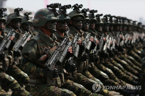 北朝鮮の特殊作戦軍が携帯している９８式の銃（資料写真）＝（聯合ニュース）