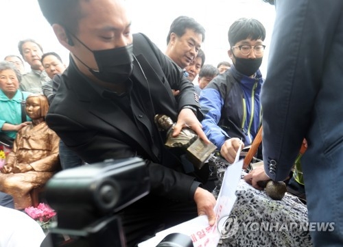 少女像設置に反対する団体の代表（左）＝２１日、釜山（聯合ニュース）