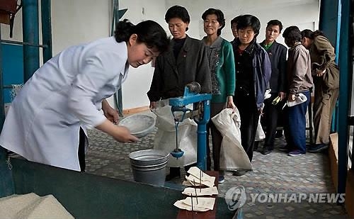 北朝鮮での食糧配給の様子（資料写真）＝（聯合ニュース）