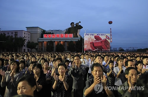 北朝鮮の６回目の核実験後に開かれた集会で拍手する軍人や住民＝（ＡＰ＝聯合ニュース）