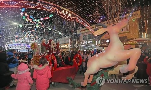 ２０１７年華川ヤマメ祭りの夜間プログラム（資料写真）＝（聯合ニュース）