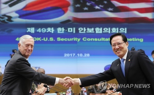 昨年１０月２８日、ソウルで開かれた定例の安保協議（ＳＣＭ）で握手を交わす宋氏（右）とマティス氏＝（聯合ニュース）
