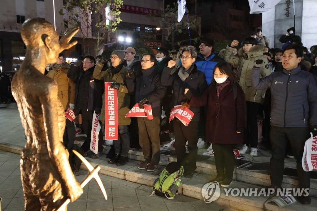 メーデーに合わせた徴用労働者像の設置を宣言する団体のメンバー=２４日、釜山（聯合ニュース） 