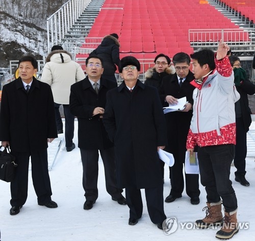 北朝鮮体育省の尹勇福（ユン・ヨンボク）副局長（手前中央）が率いる先発隊は２５日から韓国を訪れ、五輪競技場などを視察した＝（政府合同支援団提供）＝（聯合ニュース）