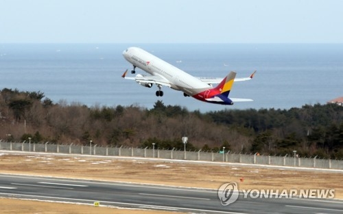 南北合同練習に参加する韓国選手らを乗せたチャーター機が襄陽空港を離陸している＝３１日、襄陽（聯合ニュース）