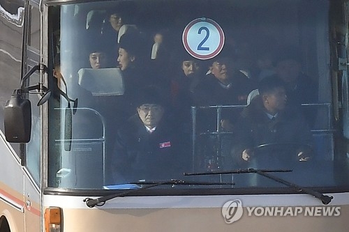 北朝鮮の応援団らを乗せたバスが韓国入りした＝７日、都羅山（聯合ニュース）