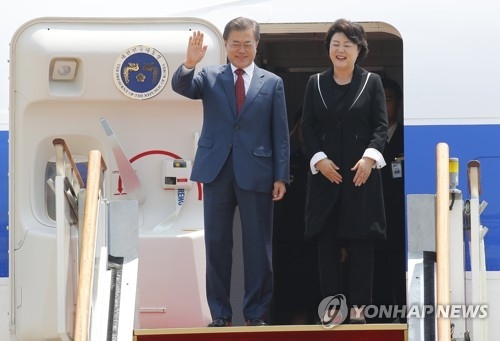 ソウル空港に到着した文大統領夫妻＝２４日、城南（聯合ニュース）