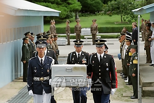 １９９８年７月、朝鮮戦争当時に北朝鮮で行方不明となった米兵の遺骨３柱が板門店で在韓国連軍司令部に引き渡された（資料写真）＝（聯合ニュース）