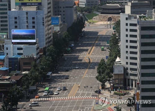 厳しい暑さのため、普段は多くの車で混雑するソウル・南大門周辺の道路も閑散としている＝２２日、ソウル（聯合ニュース）