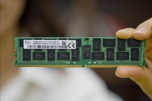 반도체 D램 DDR4 시대 열렸다…4년내 49% 점할 듯 - 2