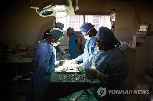 세계 첫 성기이식 남아공 환자, 아버지 된다 - 2