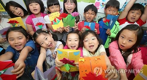 한국인 "자녀는 기쁨이지만 경제적으론 부담" - 3