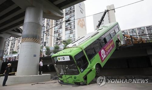 상계역 인근서 버스 추락사고…운전기사 "빈혈 때문"(종합2보) - 2