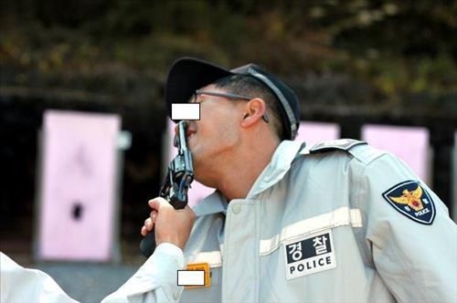 "사격장에서 서로 총 겨누고" '개념상실' 경찰관 사진 논란 - 3
