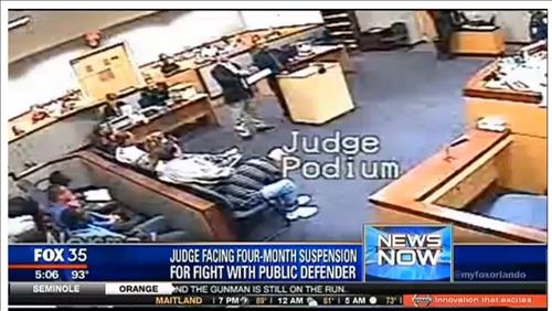 재판 중 변호사에 주먹질한 미국 판사 옷벗을듯 - 2