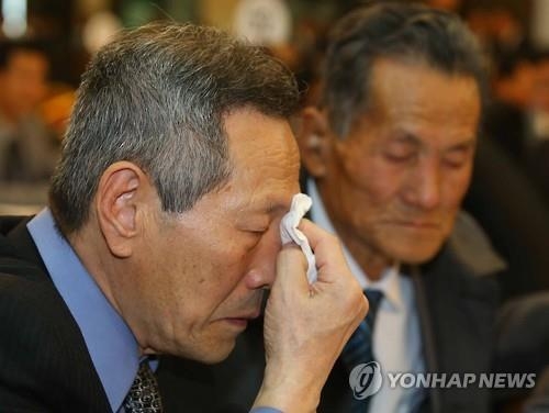 <이산상봉> 짧은 만남 긴 이별…눈물 닦은 손수건에 '사랑해' 글귀 - 2