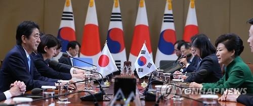 일본서 위안부피해자 인도적 지원안 주목…"6월 합의직전갔다" - 2