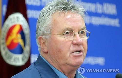 '북한 방문' 히딩크 귀국…"풋살경기장 건립 서명" - 2