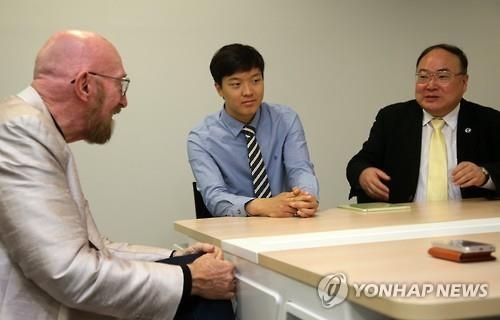 송유근 논문 표절의혹 제기…원저자 "절대 아니다" - 2