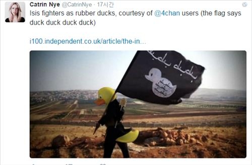 "IS-러버덕 합체"…합성사진으로 테러위협 맞서는 네티즌들 - 3