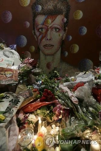 "보위, 정체성 혼란 청소년들에 희망 줬다" 성소수자 애도 물결 - 2