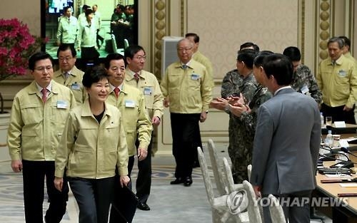 朴대통령 "국회가 국민안전에 신경쓰지 않아 걱정이 태산" - 2