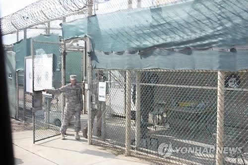 관타나모 수감자 "차라리 독방에 데려다달라"…막판 출국 거부 - 2