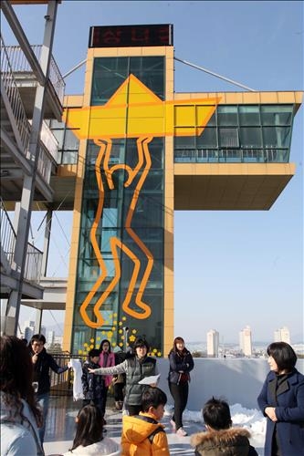 <카메라뉴스> '세월 소망배' 띄운 광산구 공익센터 - 2