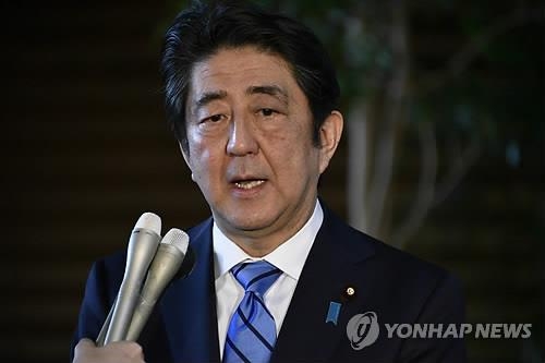 측근각료 불명예 사임에도 아베 지지율 54% - 2