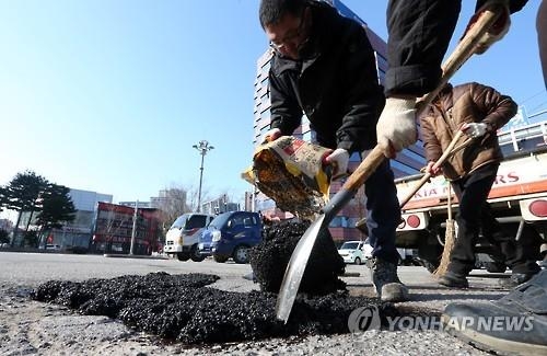 전남도, 폭설 후 '도로 위 지뢰' 포트홀 보수 총력 - 2