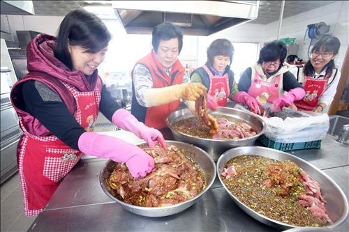 <카메라뉴스> 무주자원봉사센터 '밑반찬 나눔잔치' - 2