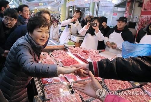 朴대통령 "경제활성화법 통과에 상인분들 힘 보태주세요"(종합2보) - 2