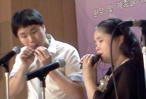 오카리나 연주로 봉사하는 시각장애 공무원 - 5