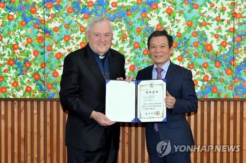 윤장현 광주시장, 천노엘 신부 국적 취득 축하·감사 - 2
