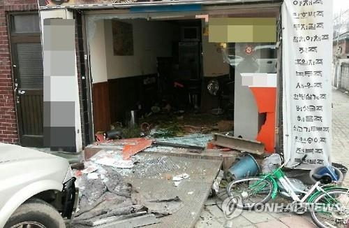경찰, 부인식당에 차량 돌진 만취 남편 영장신청 - 2