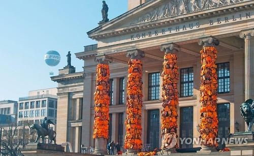 난민 구명조끼로 뒤덮인 독일 랜드마크…아이웨이웨이 작품 - 2