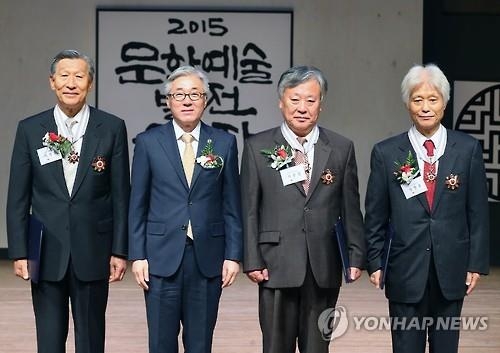 이문열 "그늘에 있는 예술인들에게 도움되고 싶다" - 3