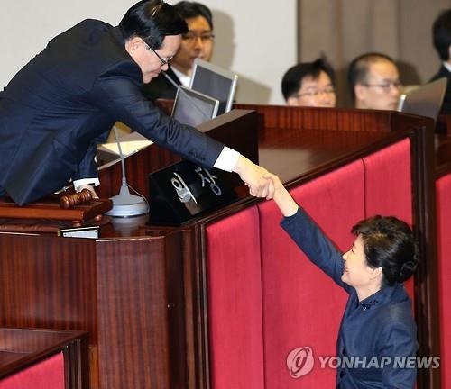 朴대통령, 김종인에 "오랜만입니다" 먼저 인사…3분 '독대' - 2